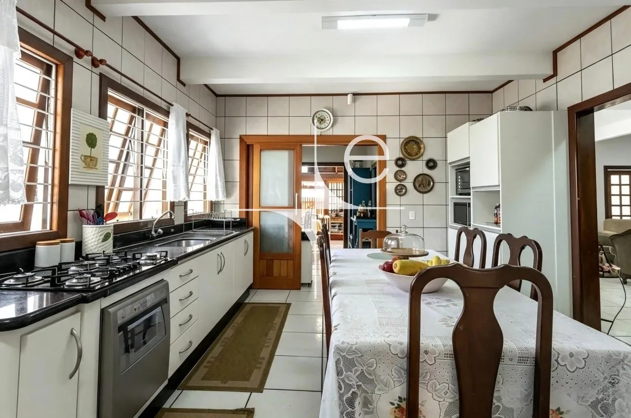 Furnished house with 5 en-suite bedrooms and shared pool