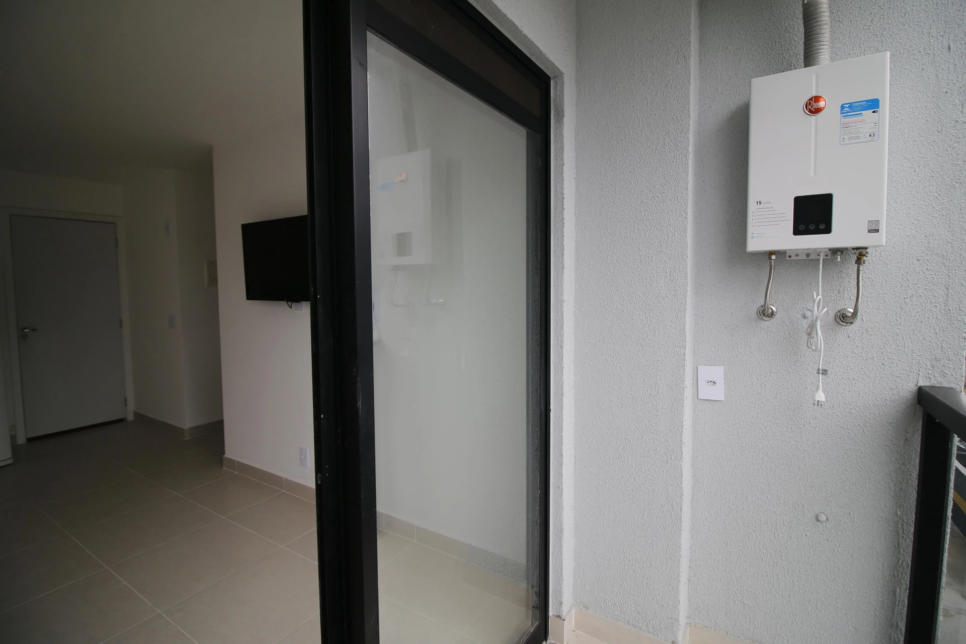 Apartamento de 1 dormitorio con cocina abierta y balcón — photo 18