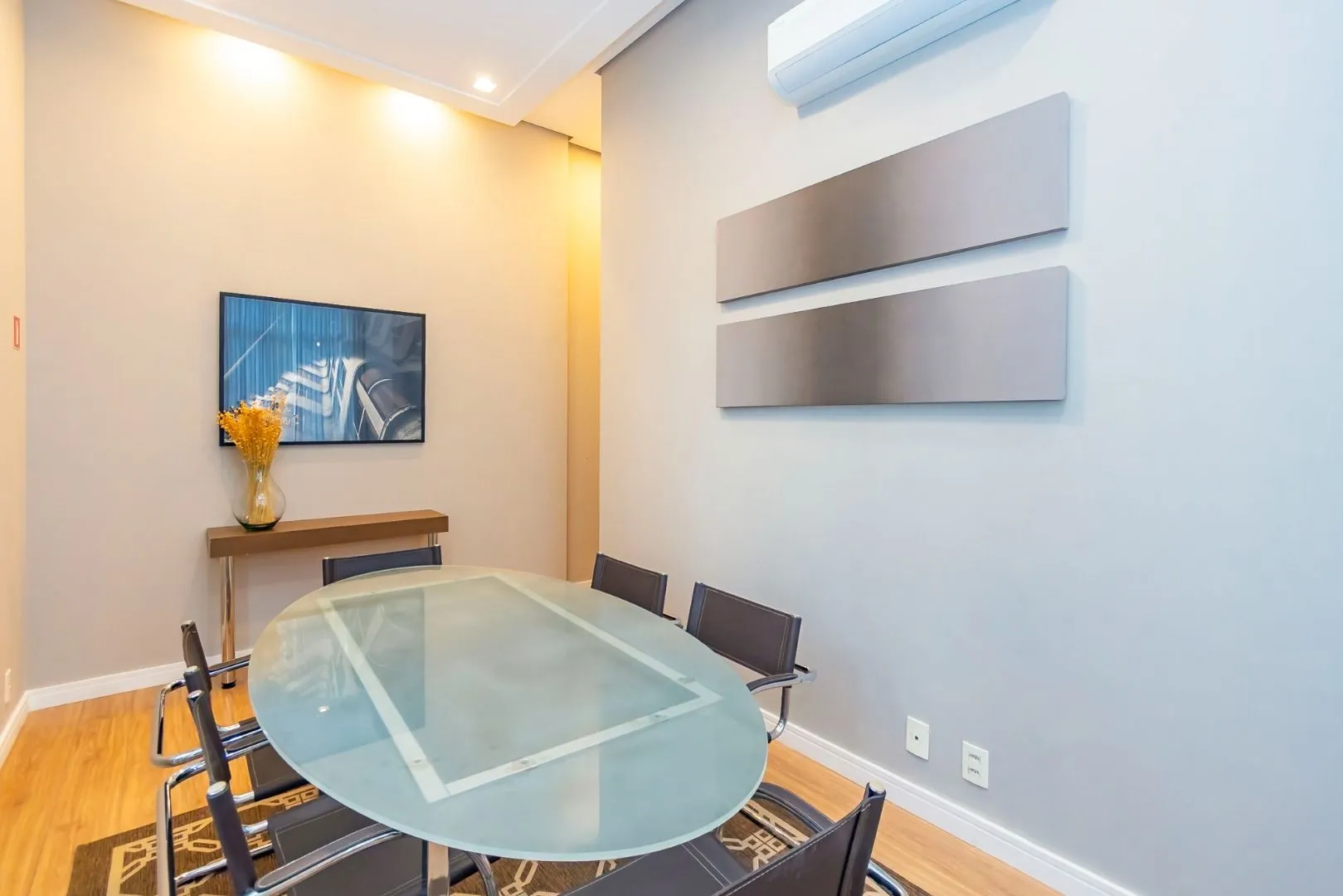 Glass-enclosed balcony in a 3-bedroom apartment, 110 m² — photo 41