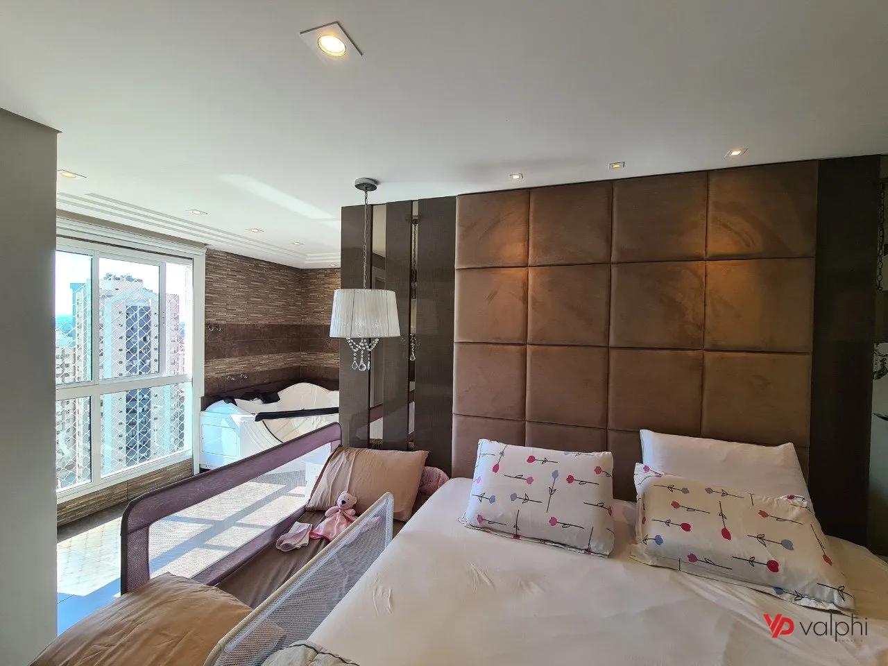 Furnished 2-bedroom apartment with enclosed balcony — photo 35