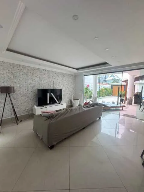 Jacuzzi y 5 dormitorios: casa de 300 m² — photo 17
