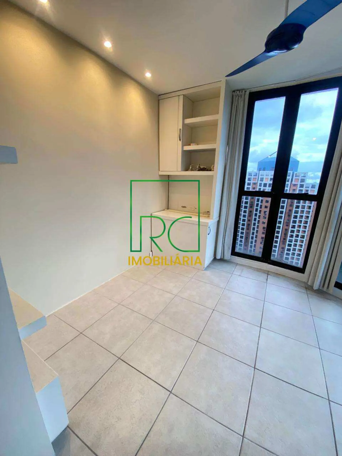 Unfurnished apartment with 3 bedrooms and water view — photo 18