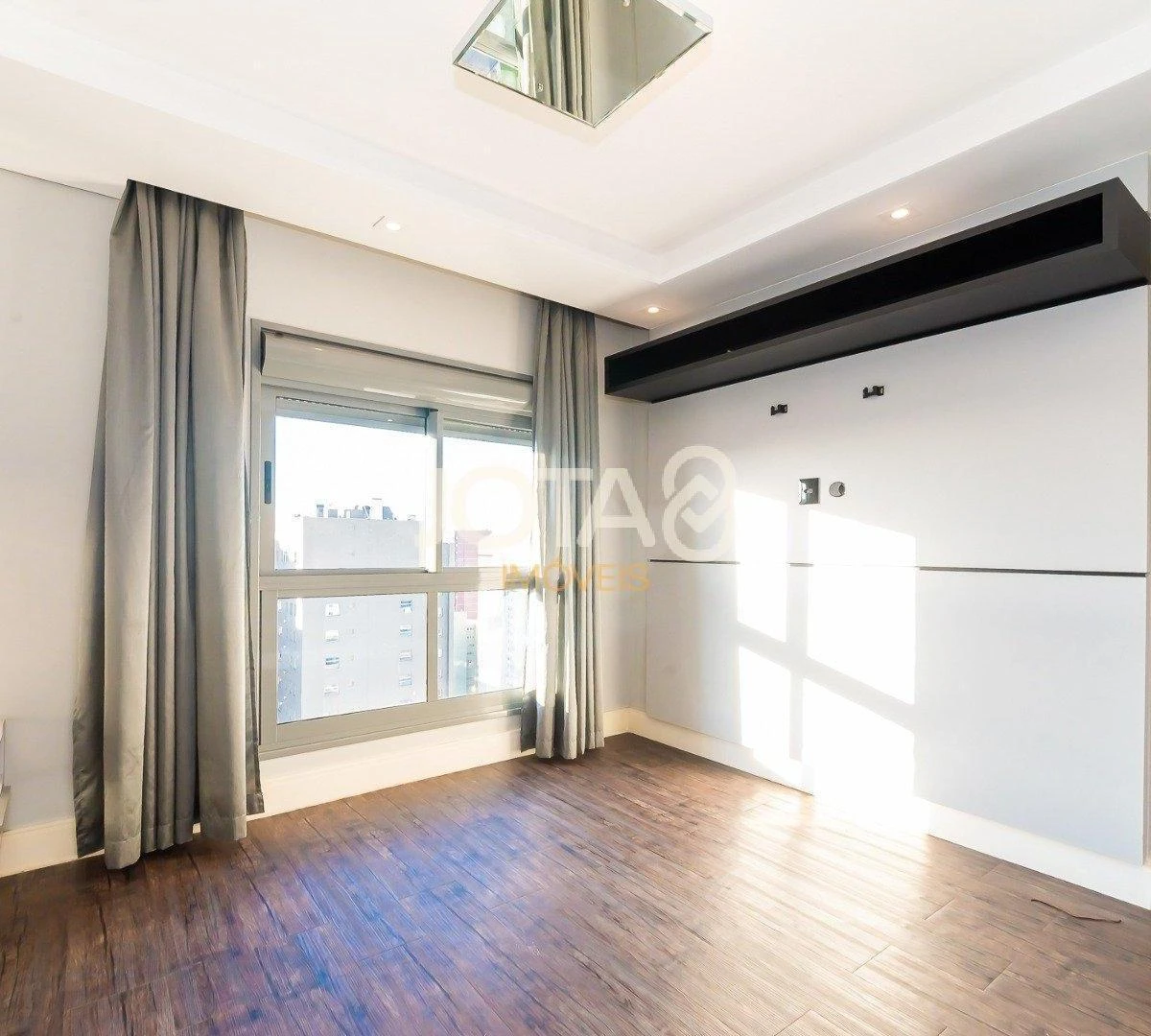 Apartment with 3 en-suite bedrooms and enclosed balcony — photo 40
