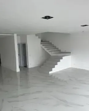 Casa com cozinha fechada e fogão a gás — photo 17