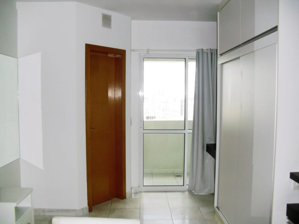 Студия 37 м² с панорамными окнами и застеклённым балконом — photo 15