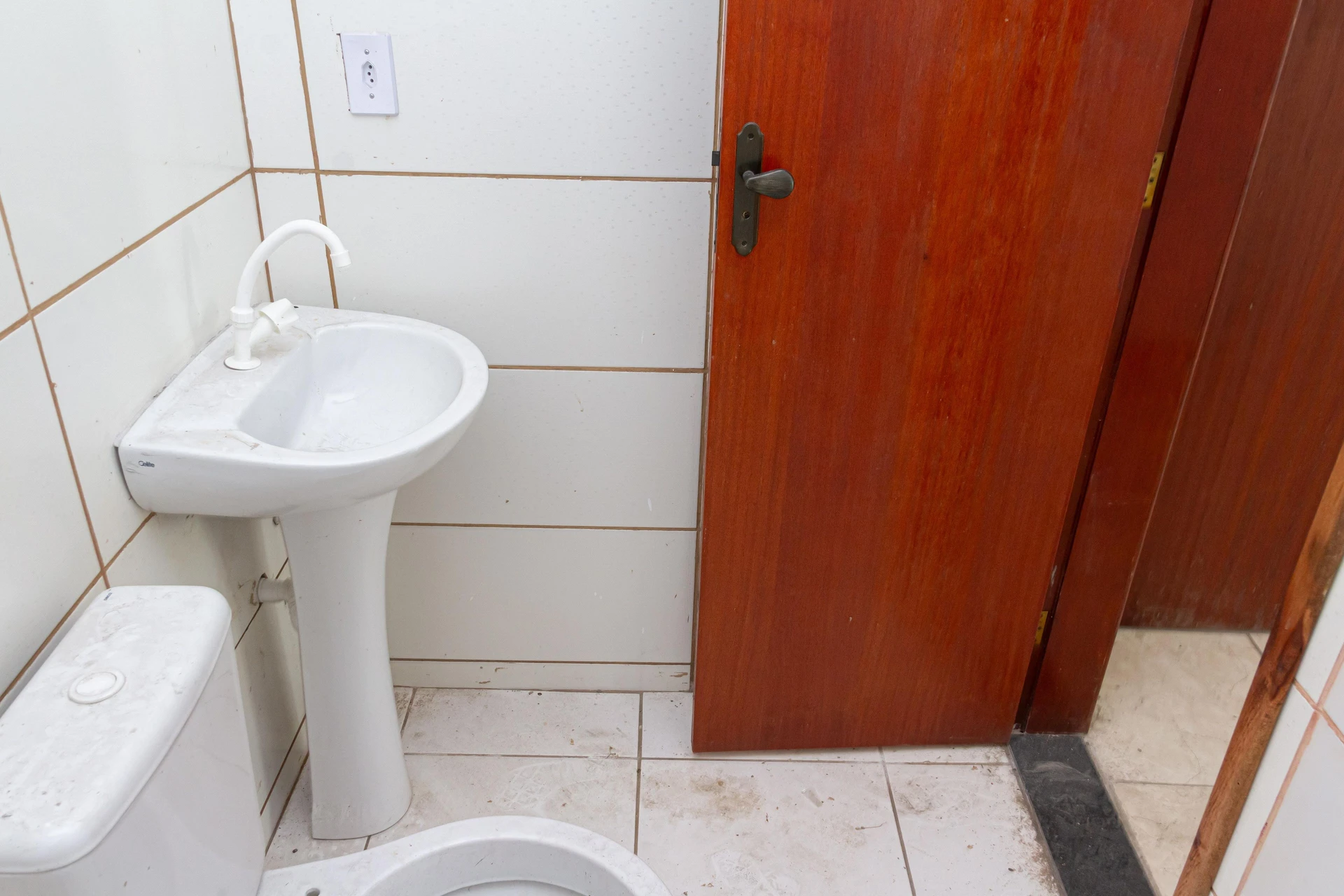 Unfurnished studio rental with private garden and 1 suite — photo 30