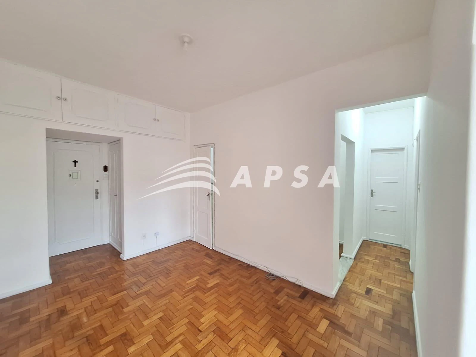 Wood or laminate floors in a 2-bedroom apartment, 62 m² — photo 7