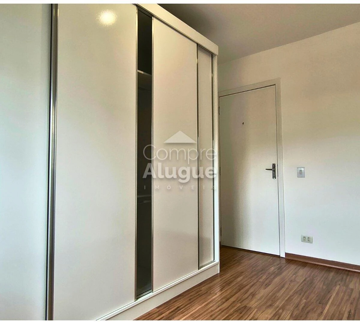 Glass-enclosed balcony in a one-bedroom apartment, 53 m² — photo 4