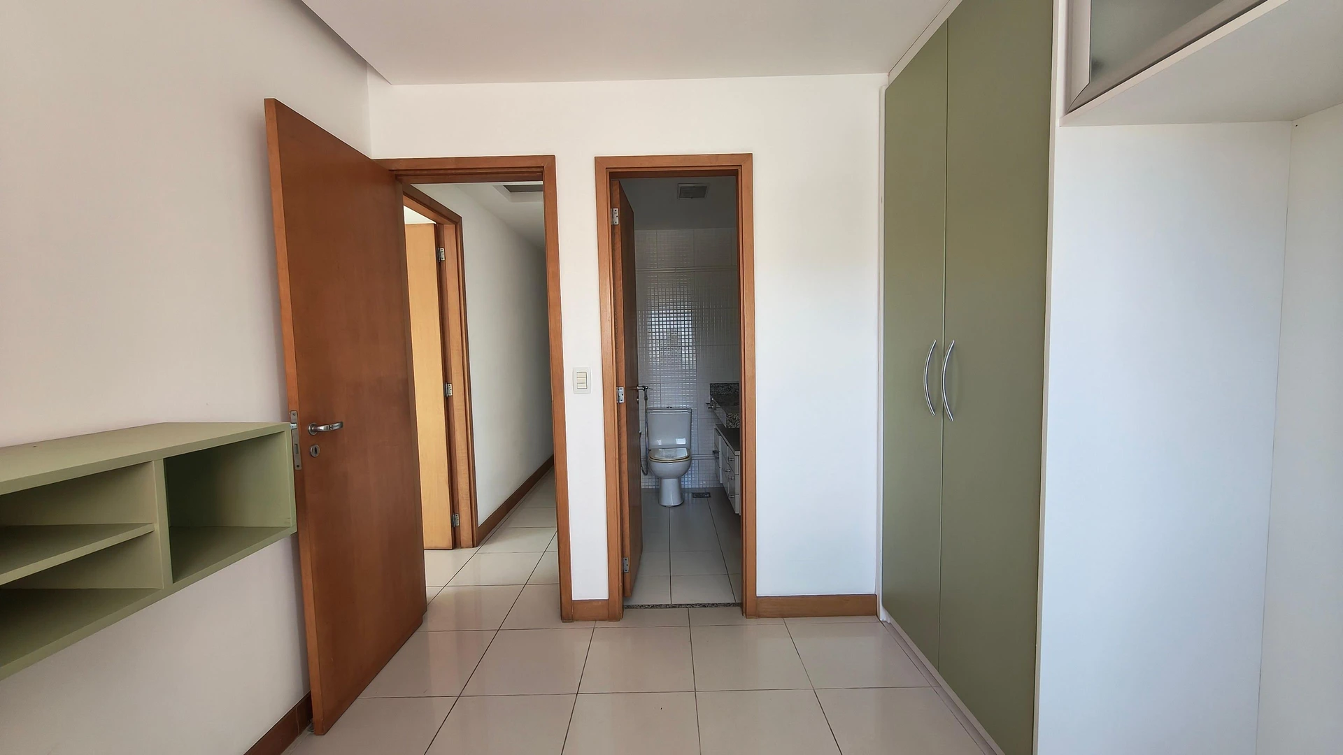 Apartamento com 3 suítes e fogão a gás na cozinha — photo 32