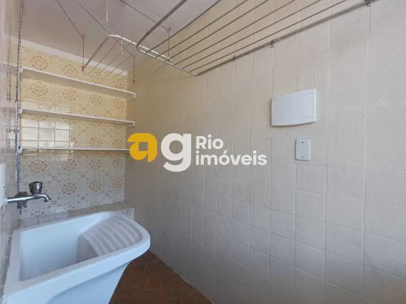 Condominium townhouse with 2 bedrooms and tiled flooring — photo 10