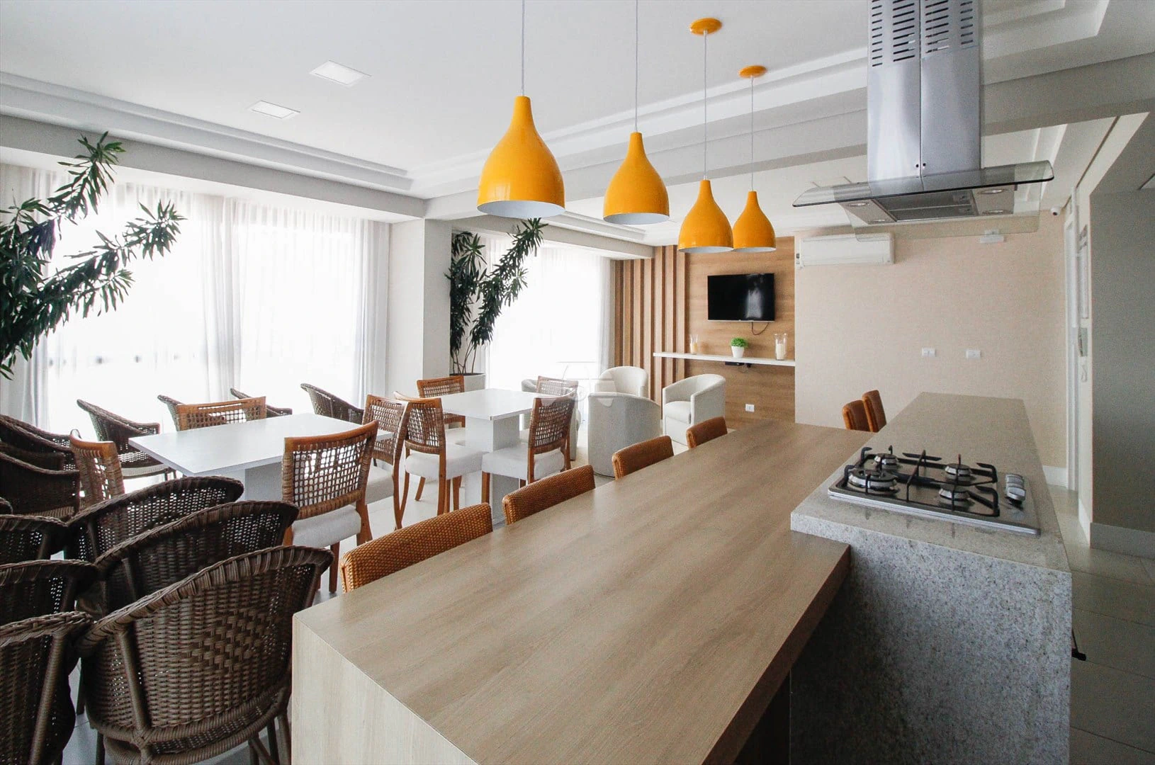 2-bedroom apartment with a grill on the balcony in Curitiba — photo 17