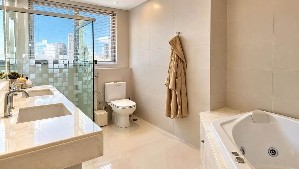 335 m² apartment with a bathtub and a water view — photo 4