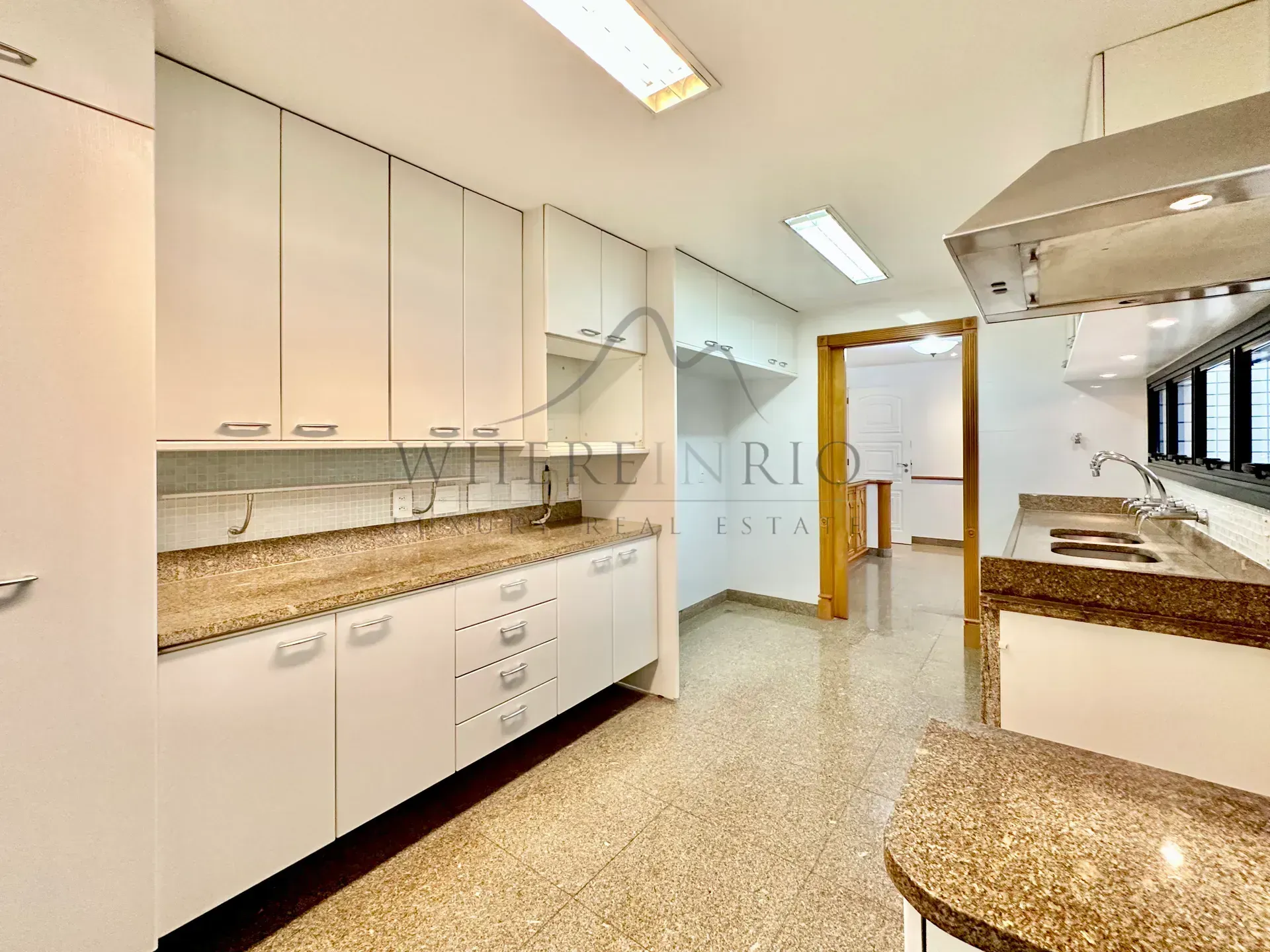 Apartment with air conditioning and 4 bedrooms — photo 22