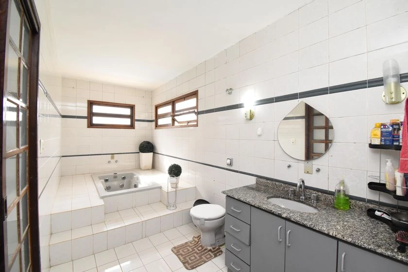 House with 5 bedrooms plus laundry with a washing machine — photo 12