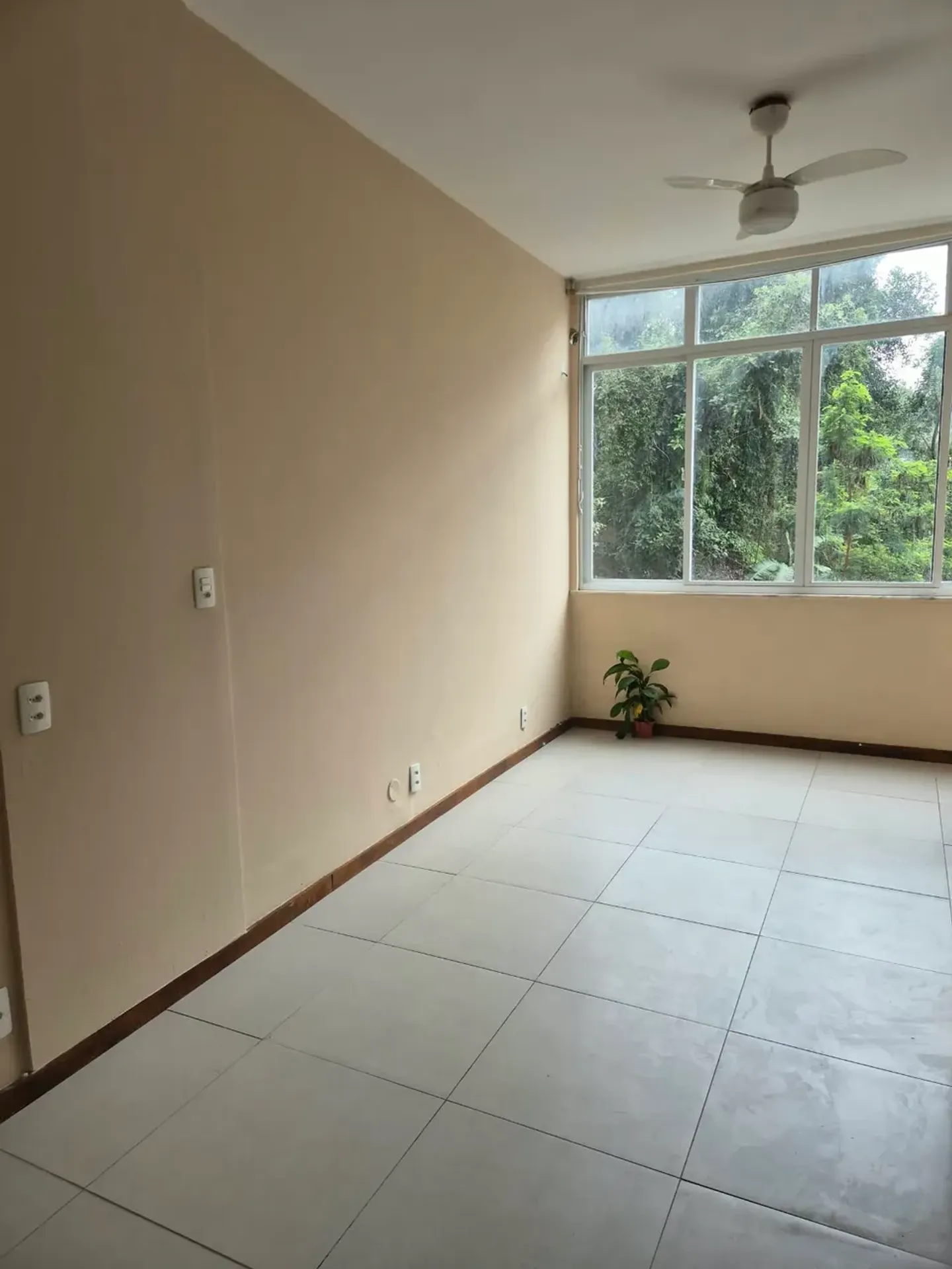 Unfurnished 24 m² studio with an electric shower