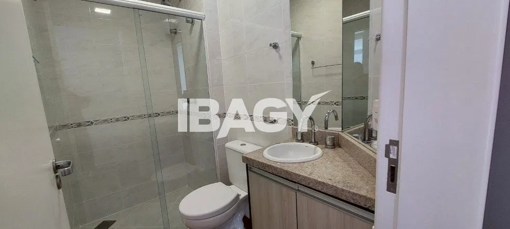 Apartamento de 2 dormitorios con cocina abierta y zona de lavado — photo 17