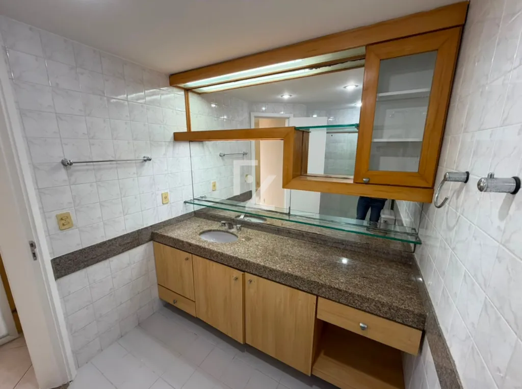 Duplex apartment on the 20th floor with city and water views — photo 27