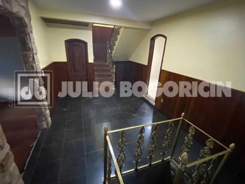 Condo house with 5 bedrooms and 4 bathrooms — photo 25