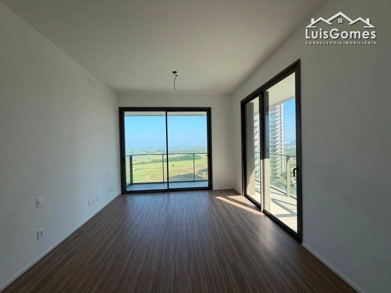 Apartment with 4 suites and a balcony view — photo 18