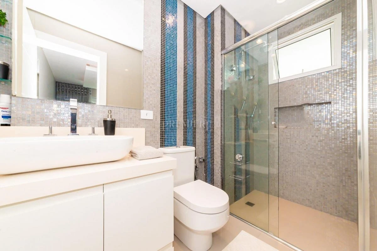 Apartment with 4 bedrooms and 5 baths, with a balcony — photo 17