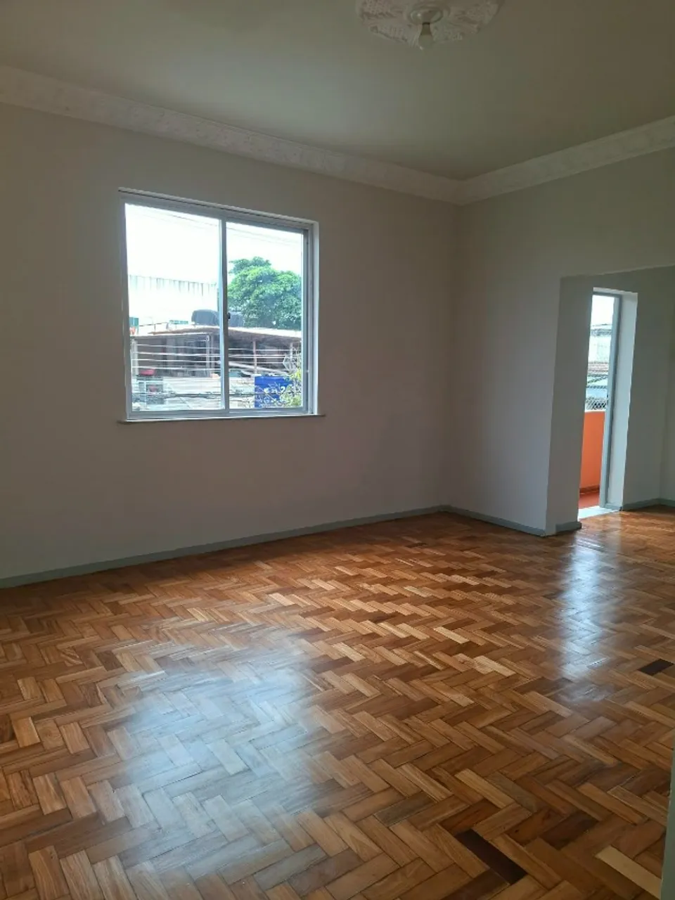 Wood or laminate floors in a 2-bedroom apartment, 120 m² — photo 4