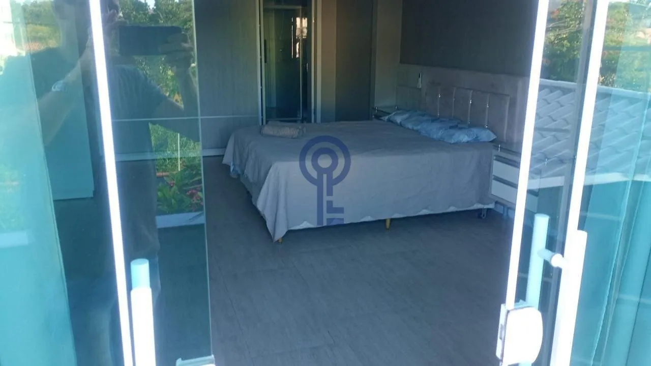 3 en-suite bedrooms in a 240 m² house with balcony — photo 3