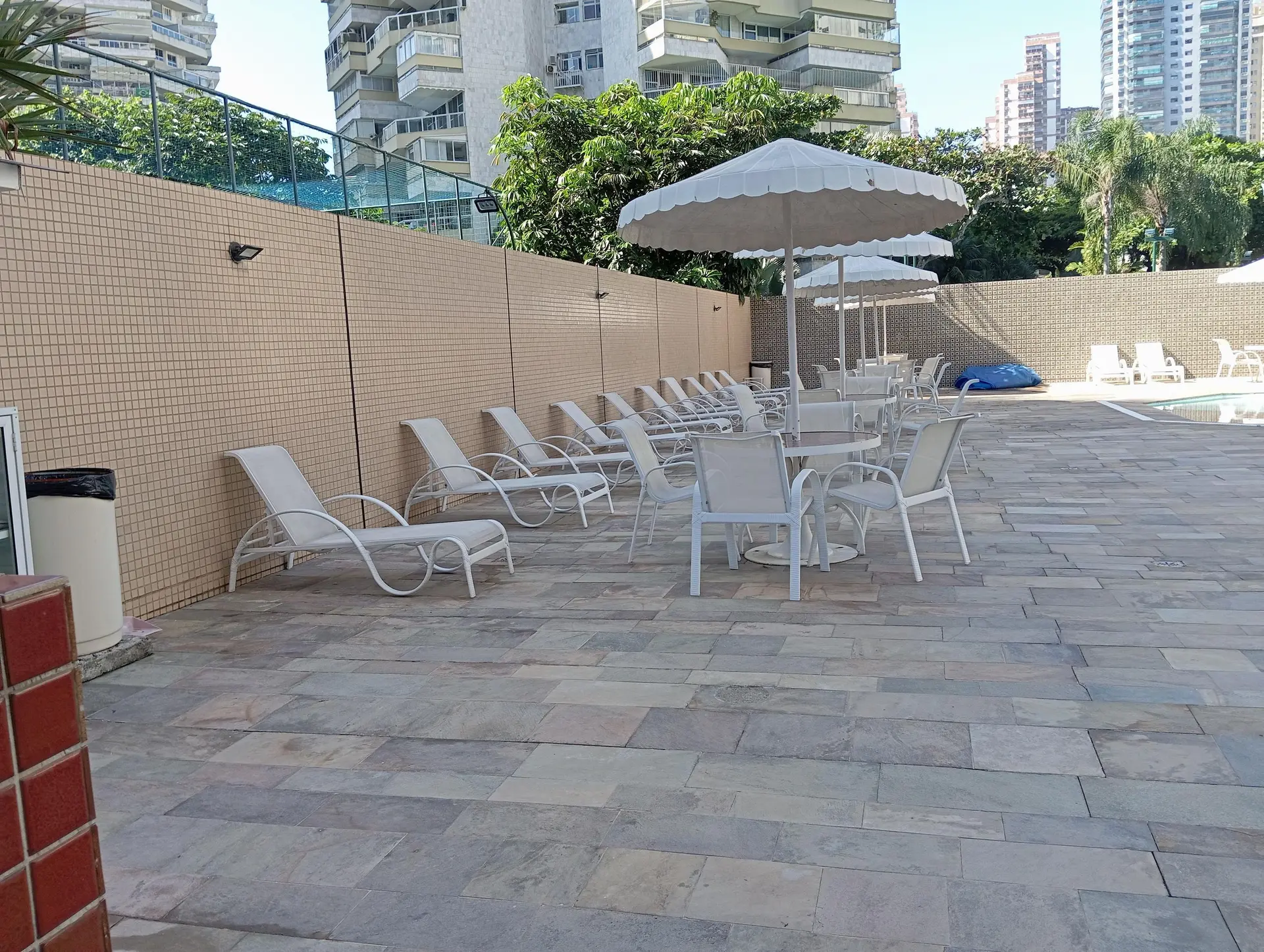 Furnished 3-bedroom apartment with enclosed balcony — photo 33
