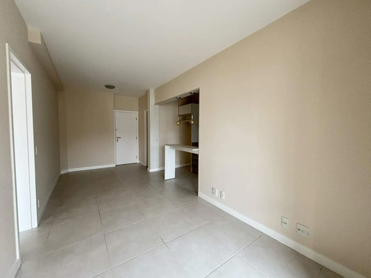 Balcony with a grill in a one-bedroom apartment, 68 m² — photo 9