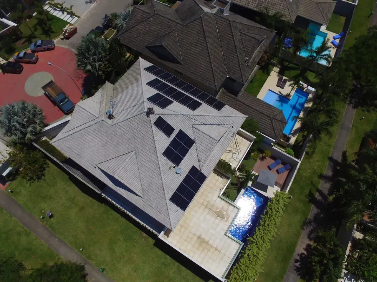 House with 5 suites and a built-in balcony grill — photo 3