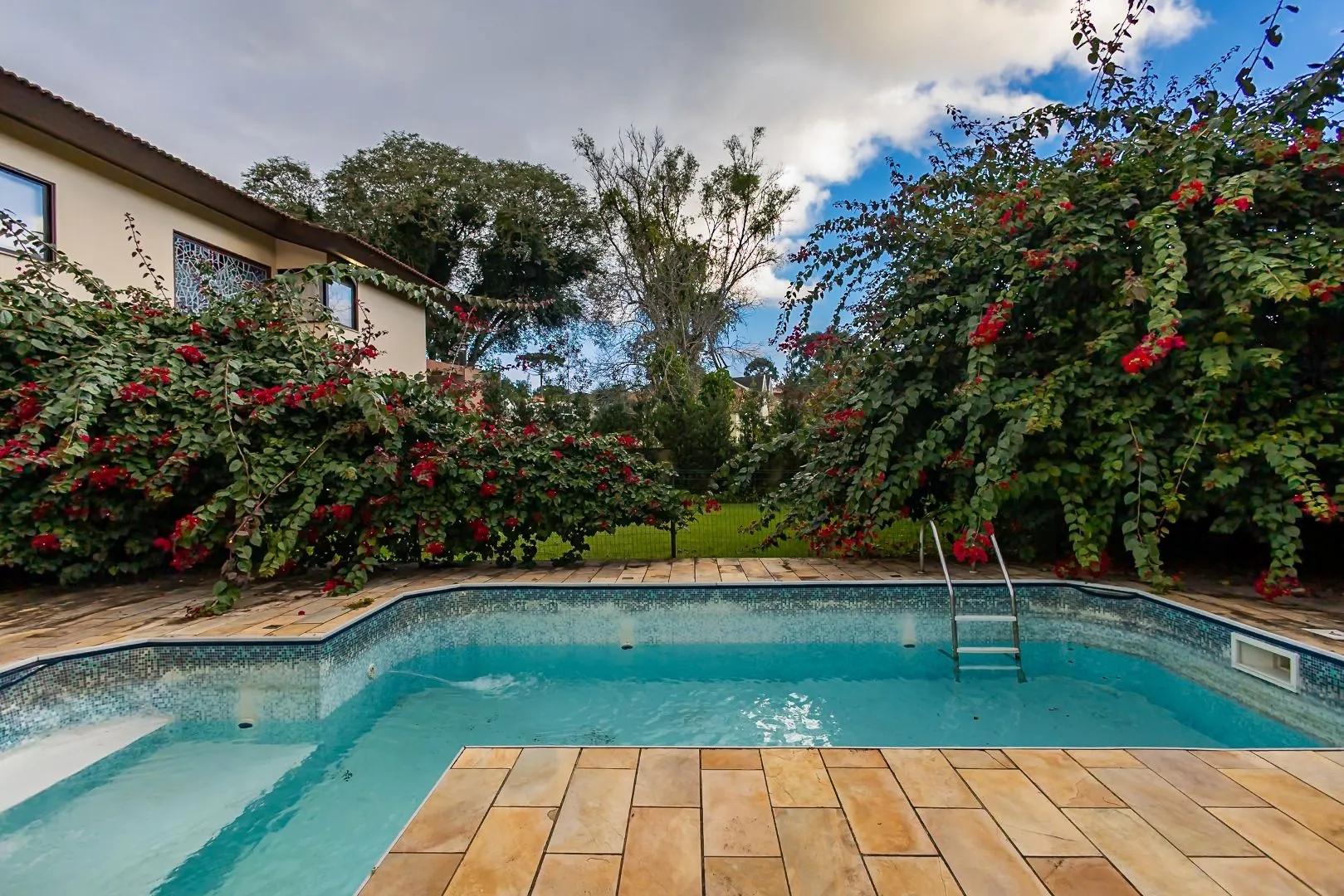 Rental house with 4 bedrooms and 5 bathrooms across 550 m² — photo 10