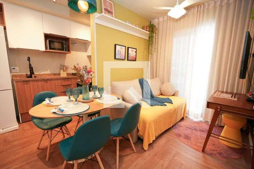 Apartamento mobiliado de 45 m² com 2 quartos e varanda
