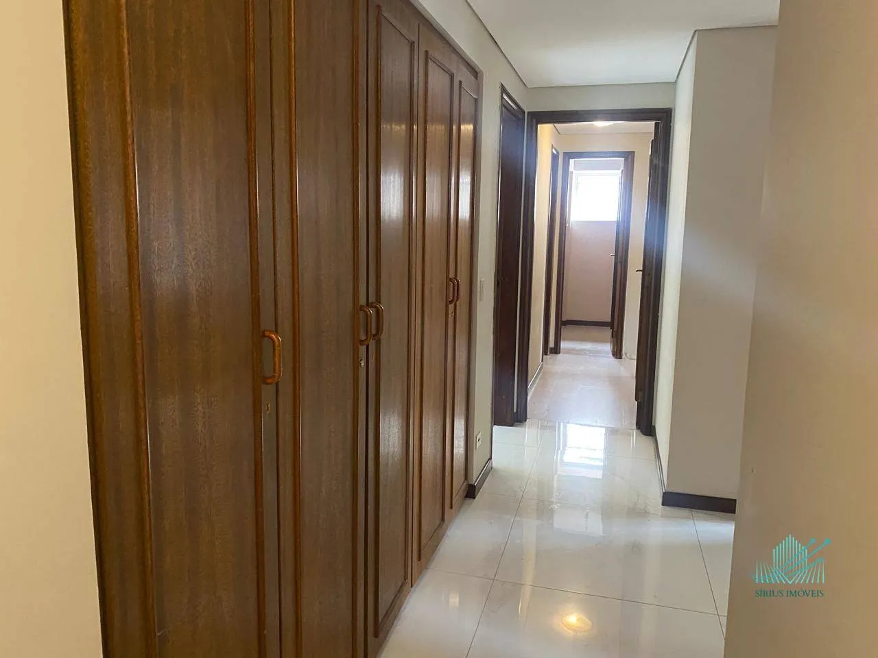 4-bedroom apartment with enclosed glass balcony — photo 3