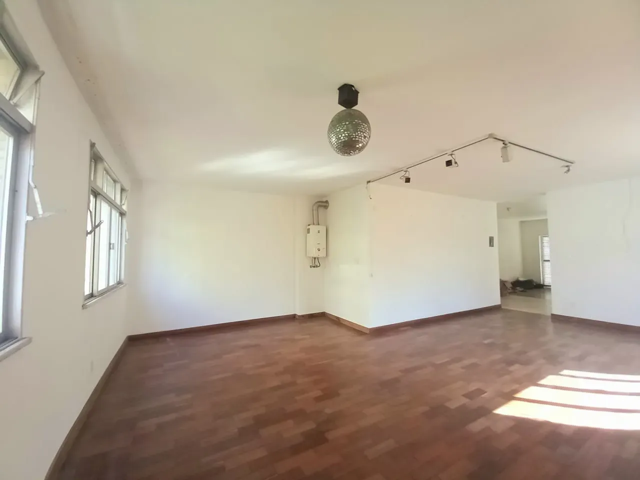 House with 2 bedrooms and 5 bathrooms plus 2 parking spots — photo 4
