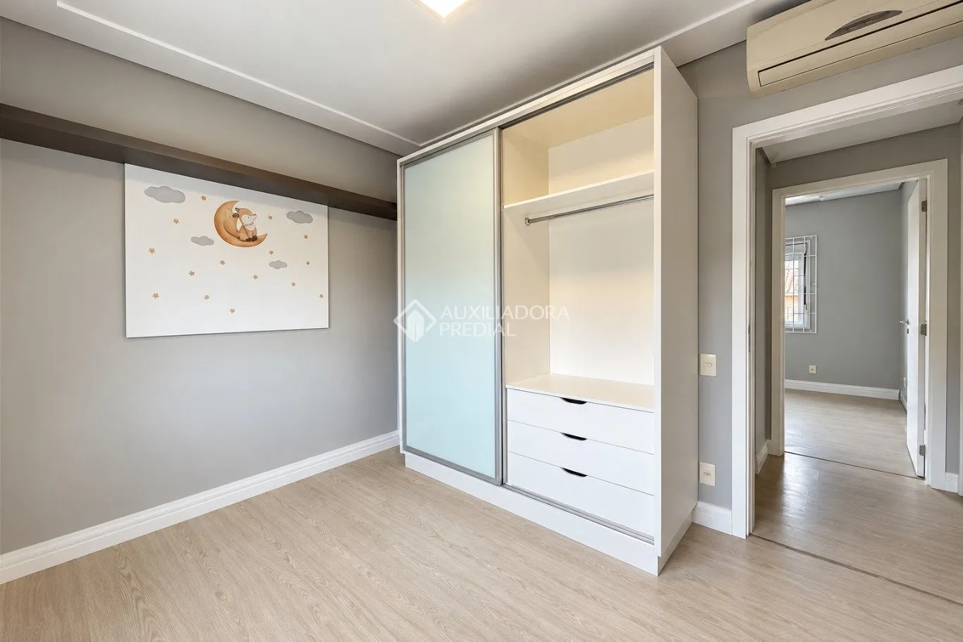Bathtub in a 4-bedroom house, 280 m² — photo 12