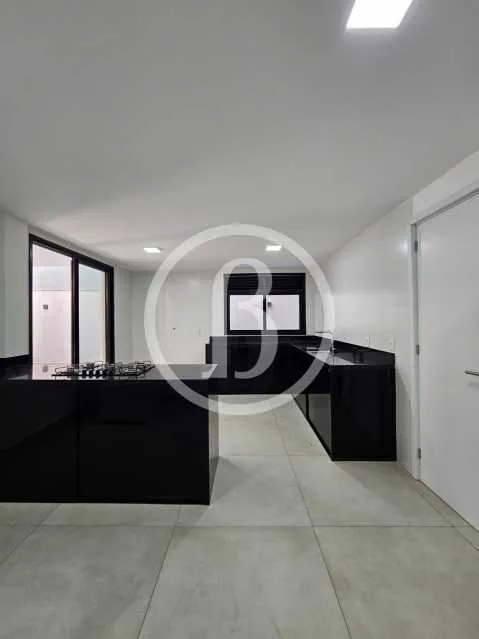 House with 4 bedrooms, 5 bathrooms and open-plan kitchen — photo 28