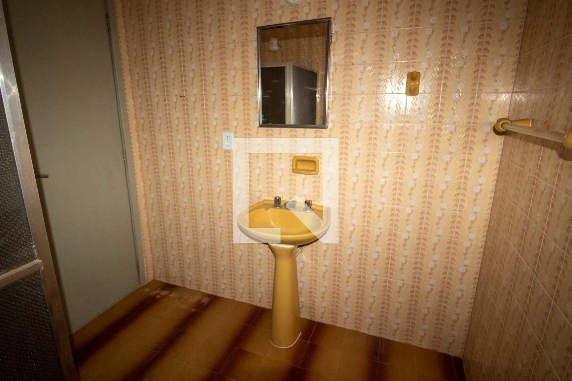 Unfurnished 2-bedroom apartment with a glass shower — photo 18