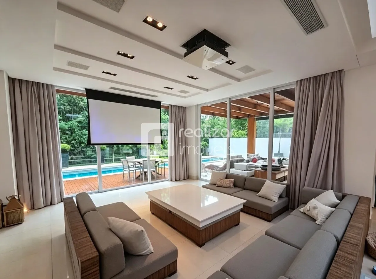 Garden in a 5-bedroom house, 709 m²