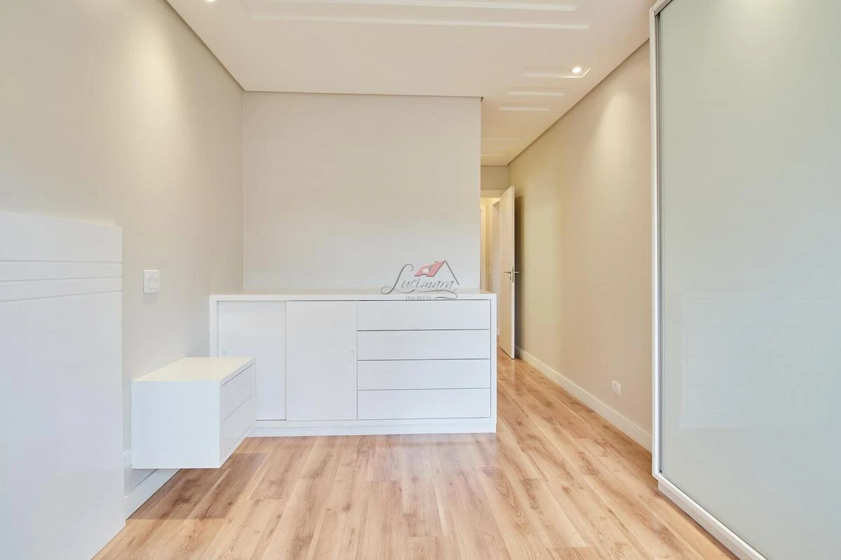Balcony with a grill in a 2-bedroom apartment, 129 m² — photo 18