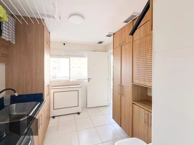 226 m² apartment with 4 en-suite bedrooms and glass balcony — photo 13
