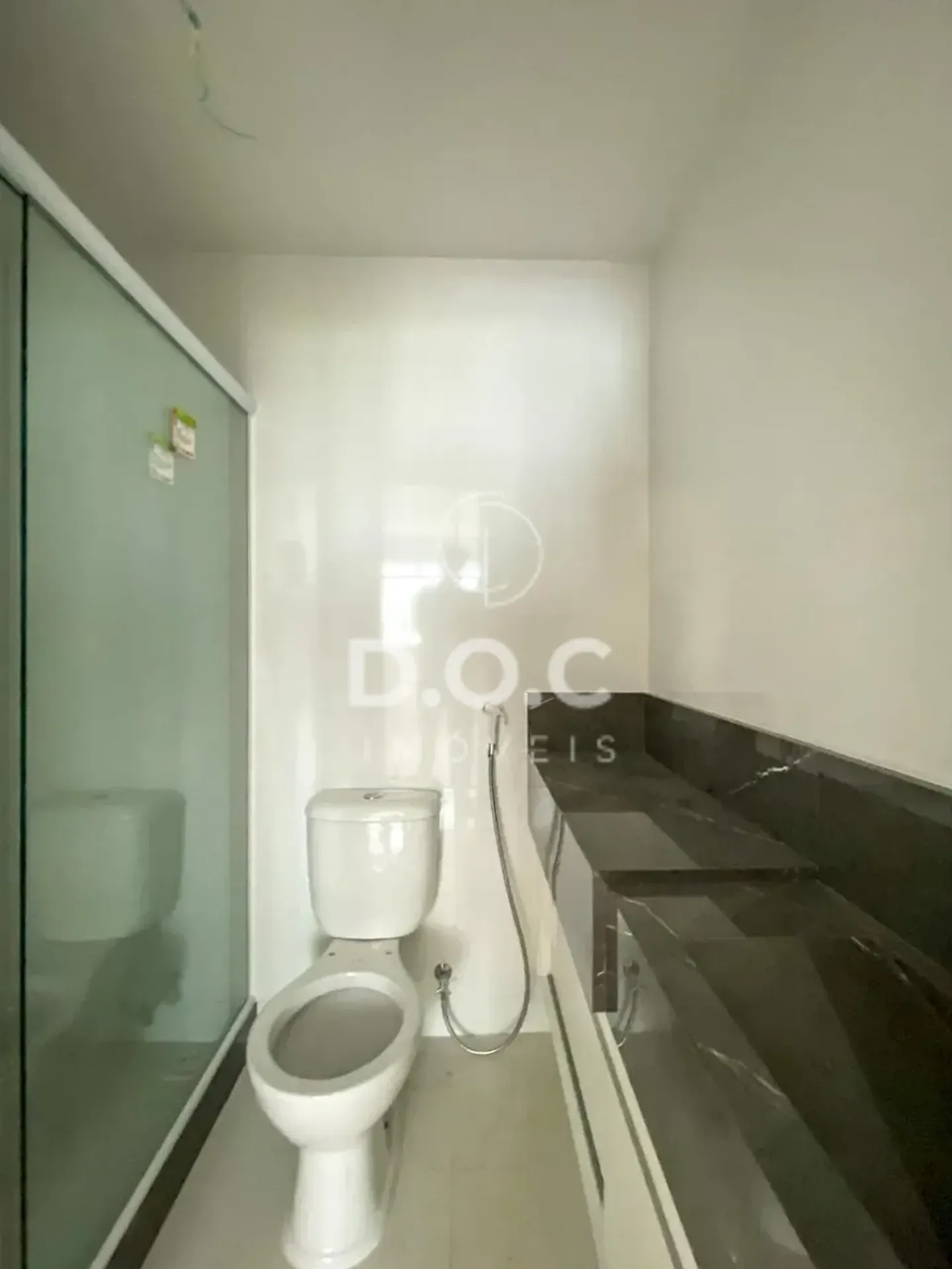 Balcony with a grill in a 2-bedroom apartment, 70 m² — photo 11