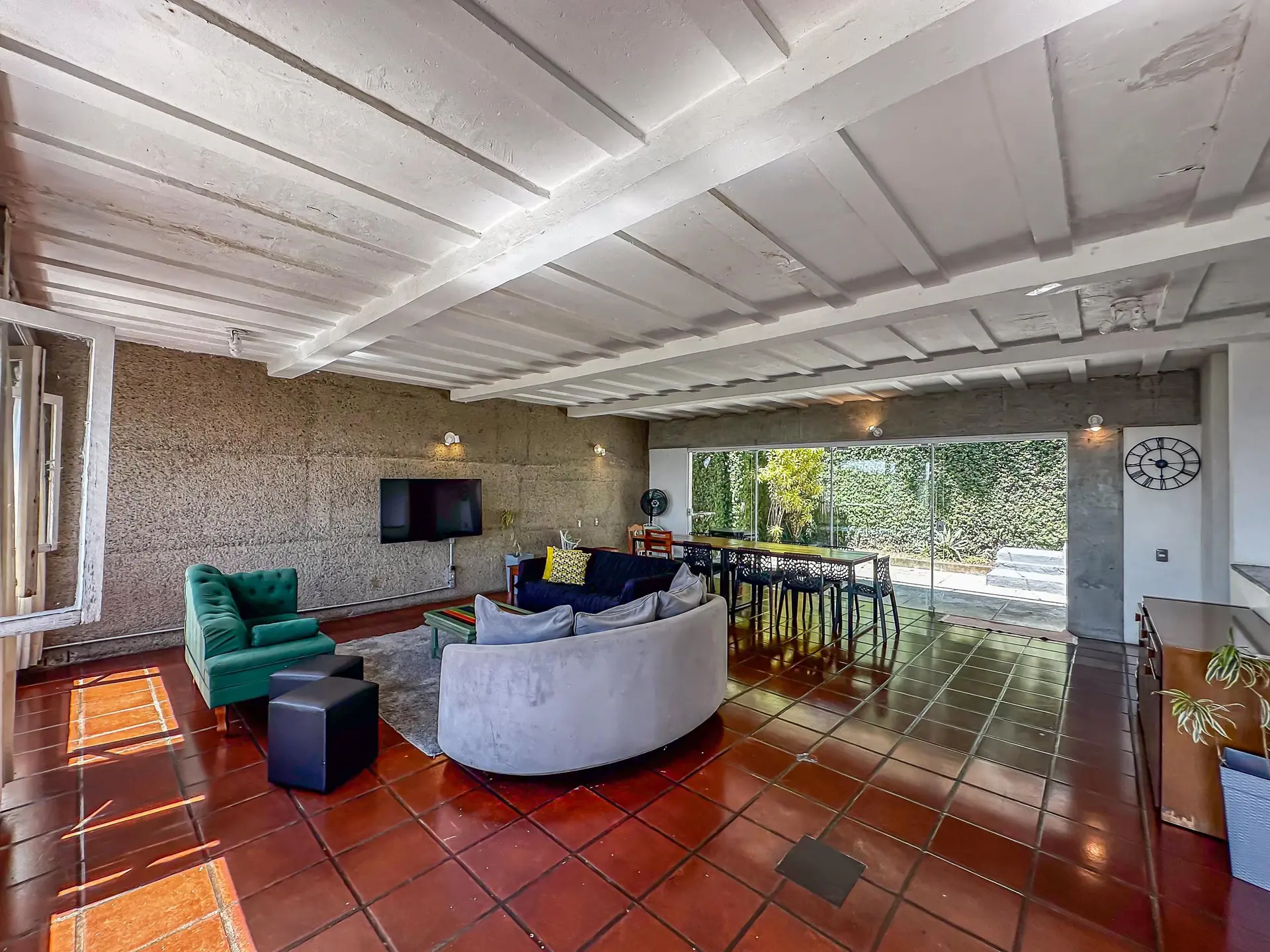 Floor-to-ceiling windows in a 4-bedroom house, 400 m² — photo 37