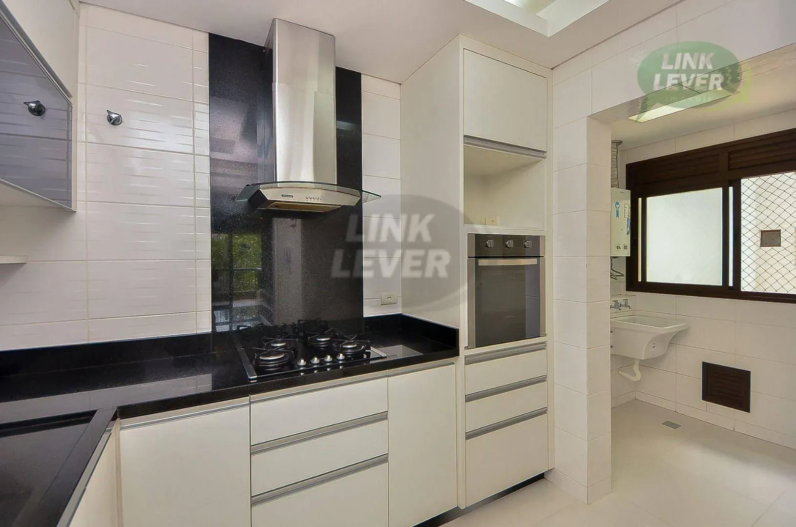 Balcony with a grill in a 3-bedroom apartment, 88 m² — photo 8