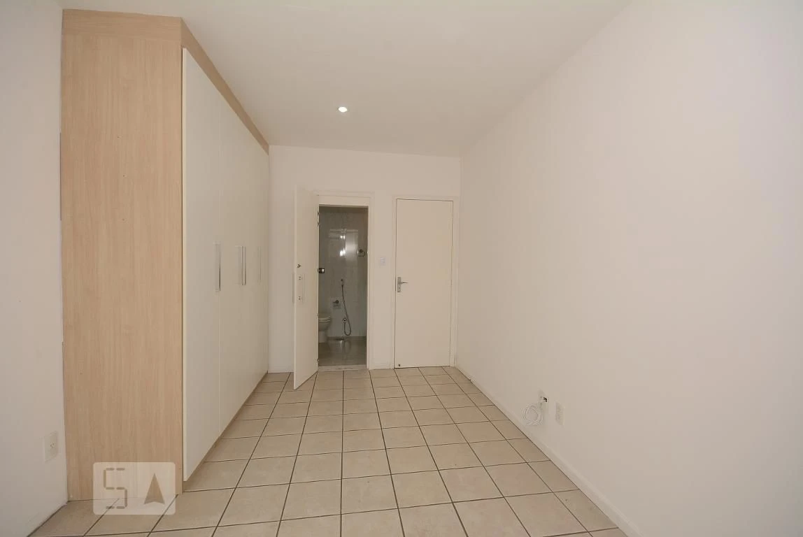 4-bedroom apartment in a building with a pool — photo 50