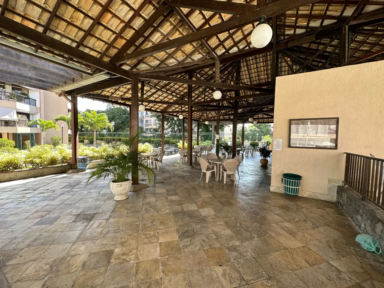 Furnished 4-bedroom apartment with glass balcony — photo 8