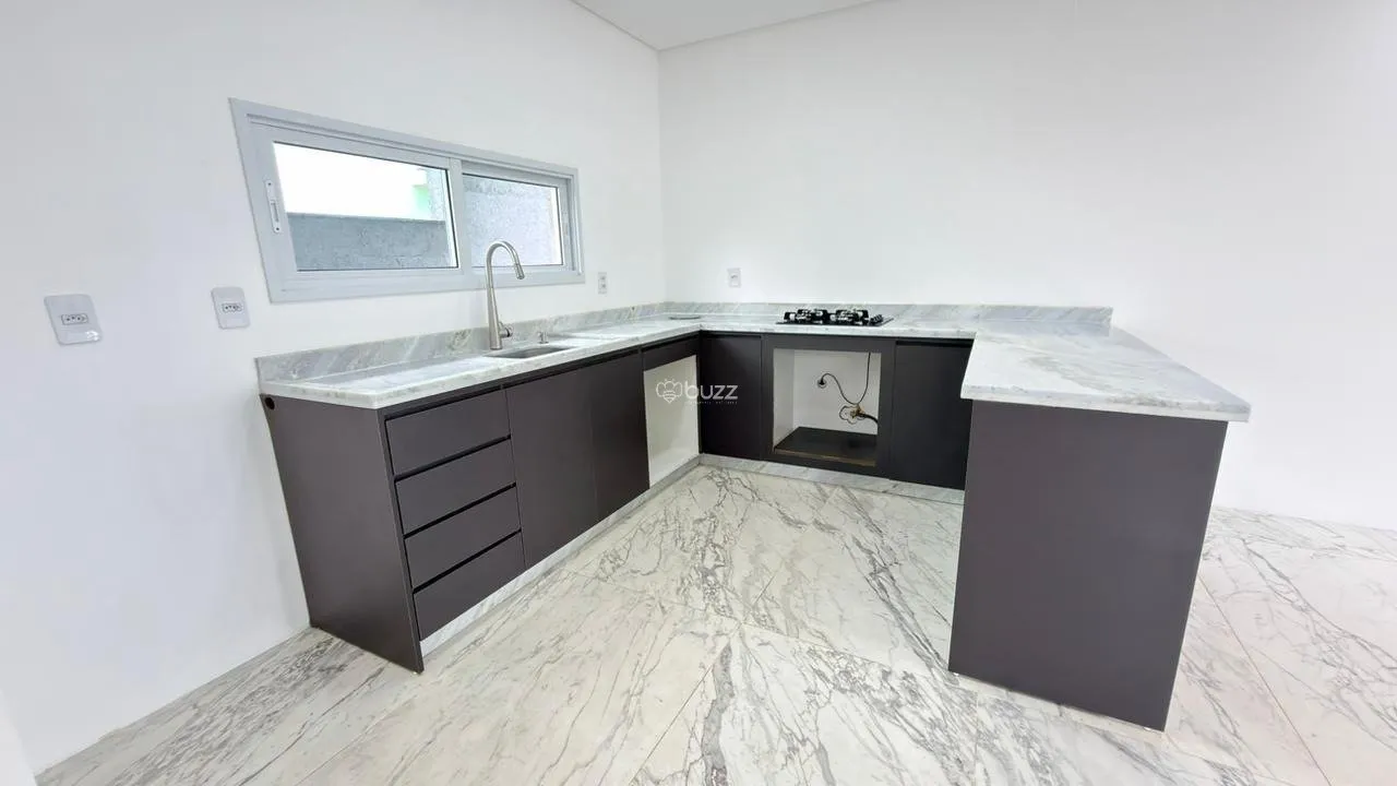 Balcony with a grill in a 2-bedroom house, 140 m² — photo 7