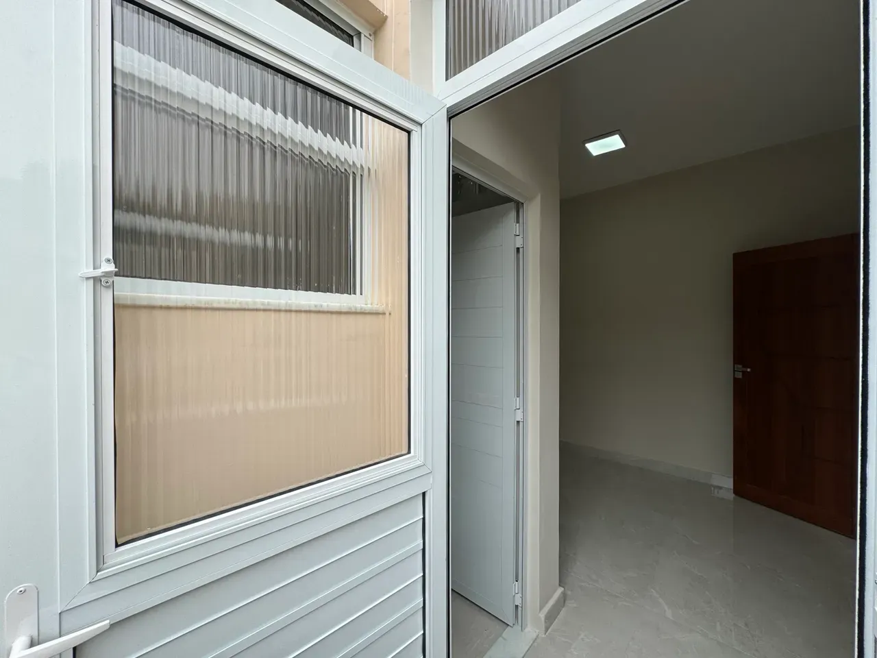 Glass-enclosed balcony in a one-bedroom apartment, 39 m² — photo 13