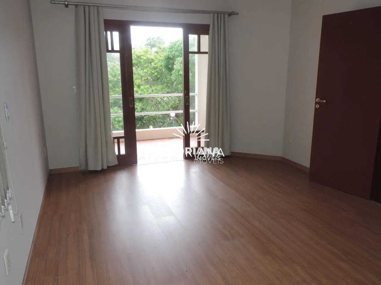 Fireplace in a 5-bedroom house, 350 m² — photo 12