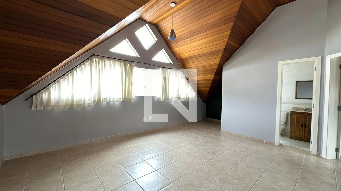 3-bedroom house with a glass-enclosed balcony in Curitiba — photo 10