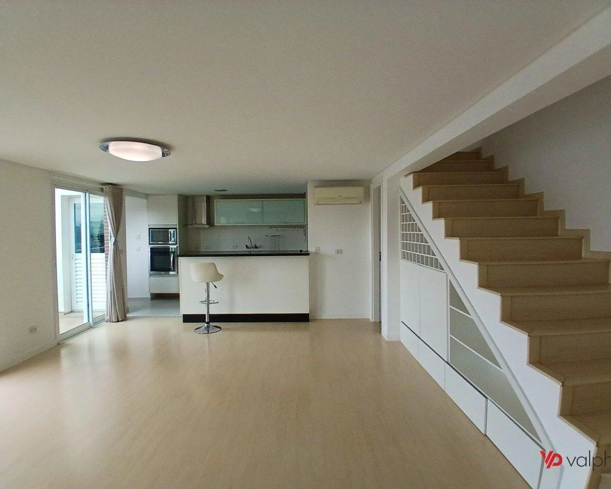 Home office in a 2-bedroom apartment, 105 m²