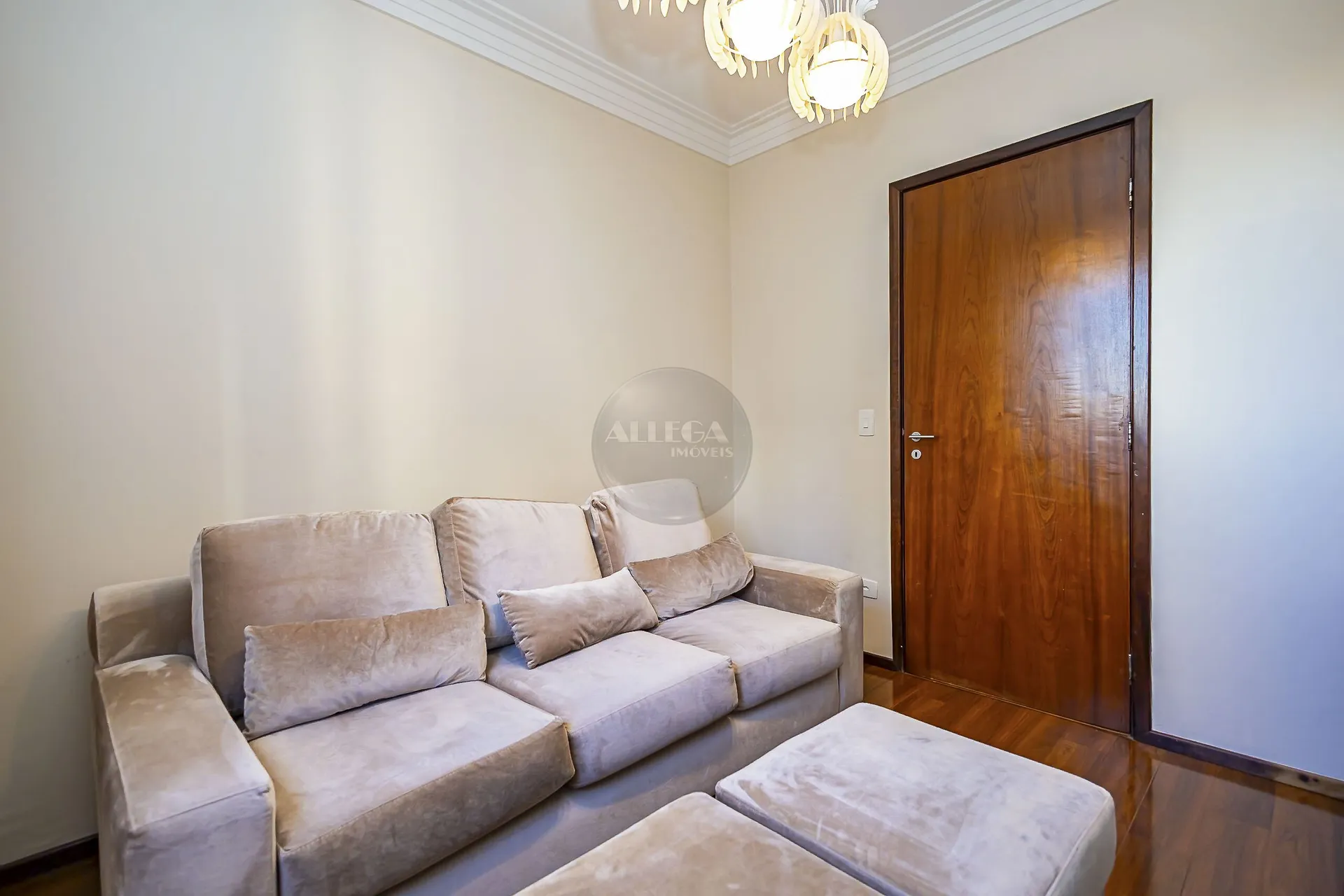 Apartamento com 4 quartos e piso de madeira na sala — photo 36